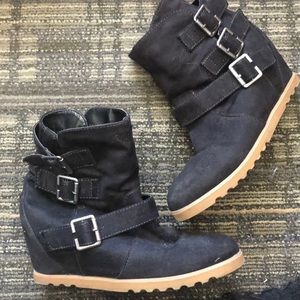 Black wedged booties